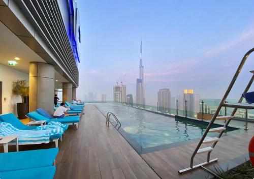 Kolam renang di atau dekat dengan ALiving Luxe 2BR with higest Infinity Pool Close to Dubai Mall & Burj Khalifa