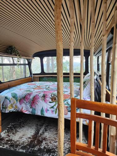 Postel nebo postele na pokoji v ubytování Banksia Bus