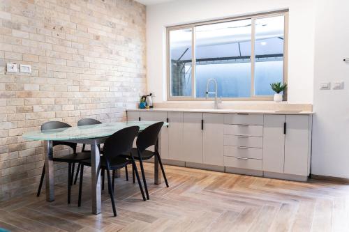 a kitchen with a table and chairs and a sink at נוי גלילי in Mitspe Netofa
