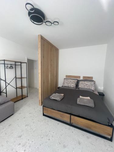 ein Schlafzimmer mit einem großen Bett in einem Zimmer in der Unterkunft Manda's Flat in Miskolc