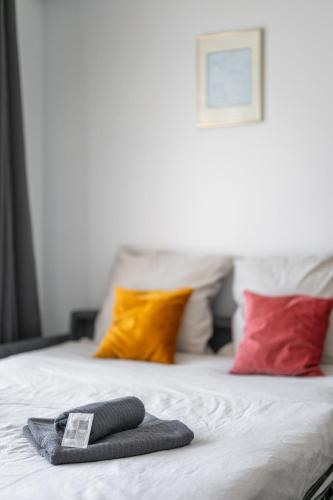 a pair of towels sitting on a bed with pillows at LE PANORAMA -Vue Exceptionnelle - Dernier étage - Front de Mer in Menton