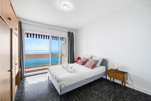 a bedroom with a bed with a view of the ocean at LE PANORAMA -Vue Exceptionnelle - Dernier étage - Front de Mer in Menton