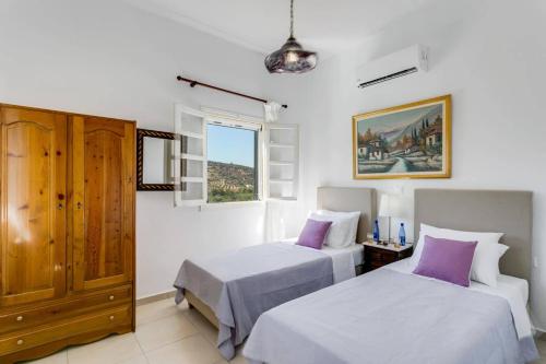 ein Schlafzimmer mit zwei Betten und einem Fenster in der Unterkunft Villa Alexis House by Villa Plus in Kalo Chorio
