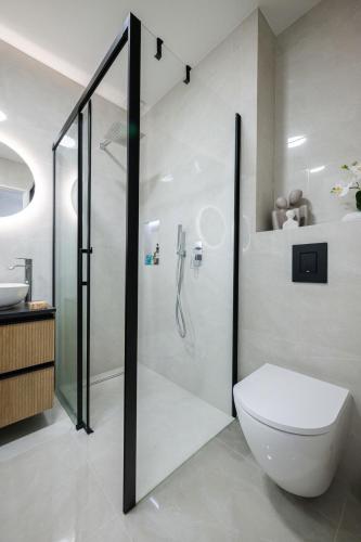 a bathroom with a shower with a toilet and a sink at Amazonico - Proche Centre - Clim - Plage in Menton