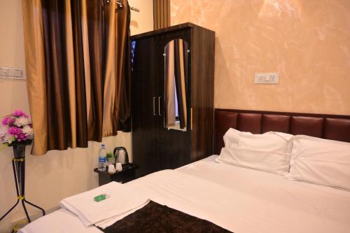 Ένα ή περισσότερα κρεβάτια σε δωμάτιο στο HOTEL SHRI RAGHAV JI INN guest house near Mandir Beniganj Road Ayodhya Dham