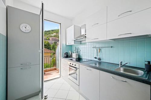 Kuchyň nebo kuchyňský kout v ubytování LA VILLA JULIA - Calme - Spacieux - Parking Privé - Climatisation