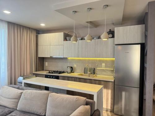 トビリシにあるapartment in Kojoriのキッチン(ソファ、キッチンカウンター付)