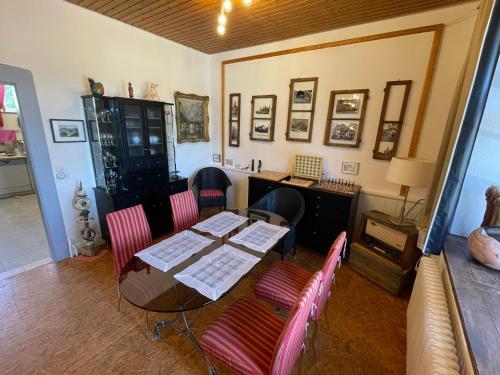 a dining room with a table and chairs and a desk at Ferienwohnung Altes Rathaus Bergalingen in Rickenbach