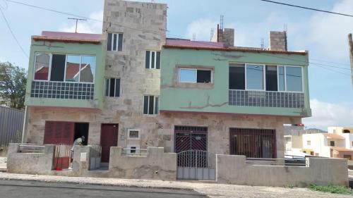 una vieja casa de piedra al lado de la calle en Sossego & Conforto, en Espargos