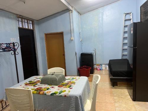 Μια τηλεόραση ή/και κέντρο ψυχαγωγίας στο Homestay Murah Cheap and very satisfying