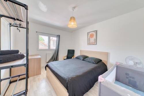 a bedroom with a bed and a bunk bed at Appartement Spacieux 80 m2 in Bobigny