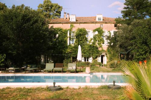 Πισίνα στο ή κοντά στο Domaine Sesquier