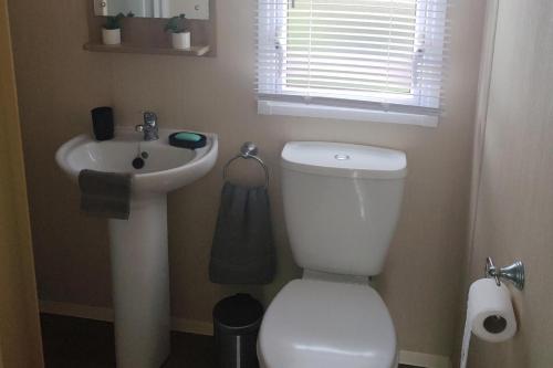 Vannituba majutusasutuses Skegness 3-Bed Caravan Sleeps 8 10 mins to Beach