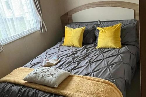 Voodi või voodid majutusasutuse Skegness 3-Bed Caravan Sleeps 8 10 mins to Beach toas