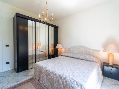 Postel nebo postele na pokoji v ubytování Chalet in Verbania near Lake Maggiore