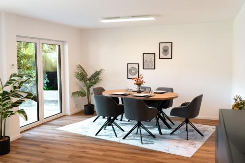 a dining room with a table and chairs at Frisch renoviert & gemütlich mit Terasse in Sulzbach