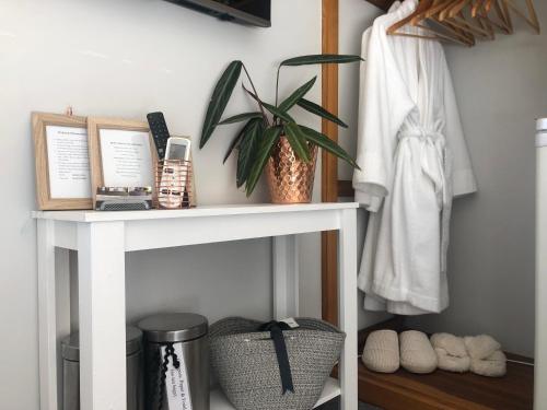 ローンセストンにあるLaunceston Lovely Vegan Homestayの白い台具