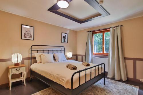 a bedroom with a bed and a window at Gite Havre de Soy in Soy
