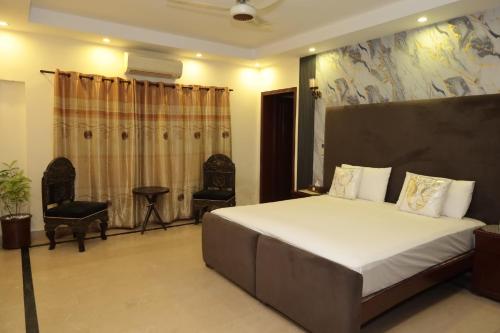 Ένα ή περισσότερα κρεβάτια σε δωμάτιο στο Executive Residency Lahore