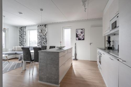 Køkken eller tekøkken på Spacious 2BR Lake View Home with Sauna & Balcony