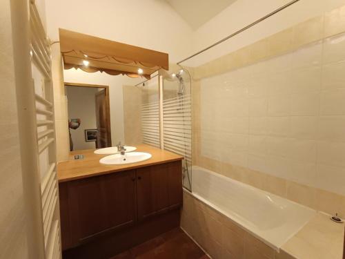 a bathroom with a sink and a bath tub at Résidence Les Airelles - appartement en duplex - Garage couvert - 50 m des pistes de ski MAE-4114 in Montgenèvre