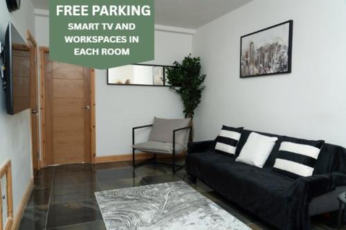 4 Bed Home, with 3 Bathrooms and Free Parking Home for Contractors & Workers- HOLIDAY PROMO FOR CHRISTMAS AND NEW YEAR في مانشستر: غرفة معيشة مع أريكة سوداء وكرسي