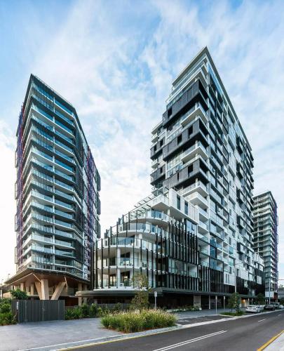 Dos altos edificios de cristal al lado de una calle en Luxe Park - 2B2B - 2min to Metroline 20min to CBD, en Sídney