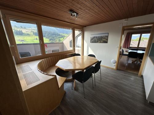 Habitación con mesa, sillas y mesa de madera. en Bergnest Wildhaus, en Wildhaus