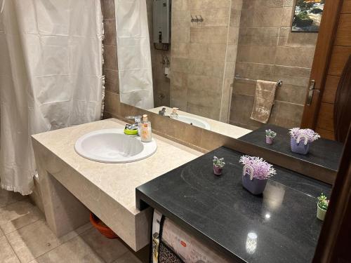 Ένα μπάνιο στο Luxury Furnished Apartment