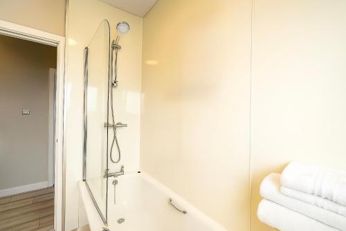 Ένα μπάνιο στο Cosy Laurel Nest Near Loch Ness