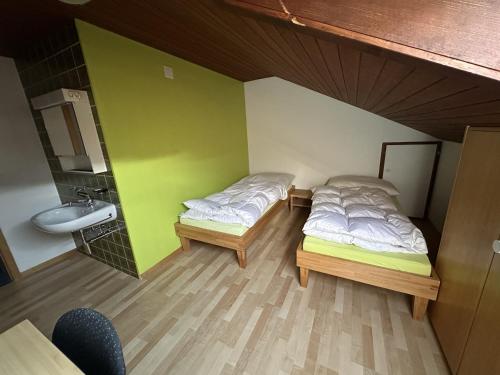 Cama o camas de una habitación en Bergnest Wildhaus