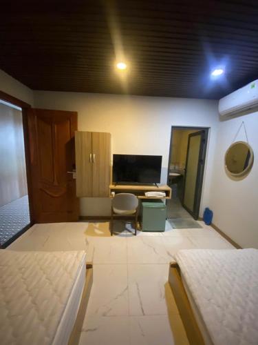 Televisyen dan/atau pusat hiburan di Hotel Stylish Binh Long