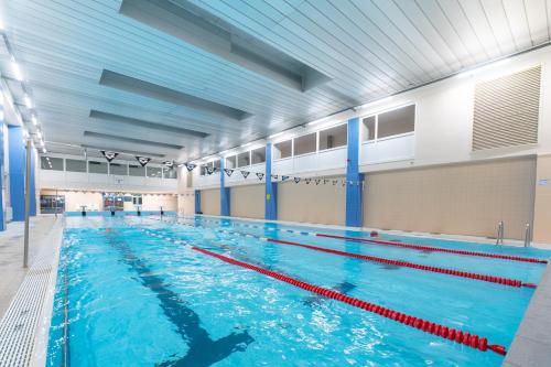 Bazén v ubytování Kadrina Spordikeskuse Hostel nebo v jeho okolí