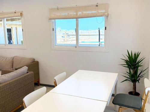 a living room with a white table and a couch at Nómada Hostel in El Palmar