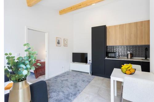 Bright Flat | Romantic Escape by HostWise
