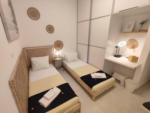 Theonisxenia Luxury Apt at Metro M3