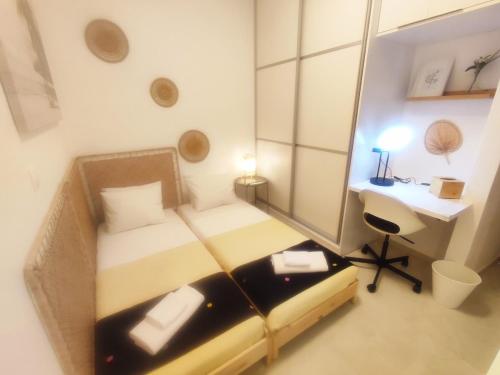 Theonisxenia Luxury Apt at Metro M3
