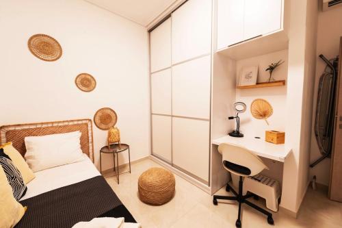 Theonisxenia Luxury Apt at Metro M3