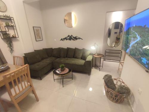 Theonisxenia Luxury Apt at Metro M3
