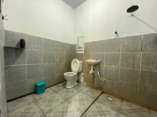 a bathroom with a toilet and a sink at Casa em Soure in Soure