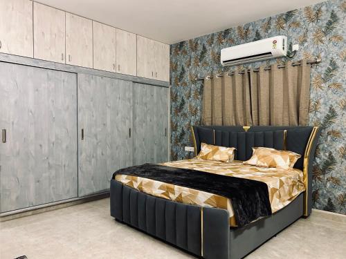 En eller flere senge i et værelse på Orion Elegant Luxury Apartments