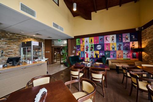 Un restaurante u otro lugar para comer en Hotel i Aquapark Olender
