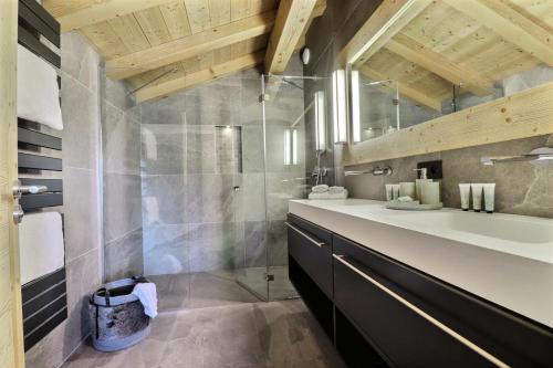 une salle de bain avec lavabo et douche dans l'établissement Résidence Goya - Chalet Goya - 10 Personnes - Les Gets MAE-0113, à Cohennoz