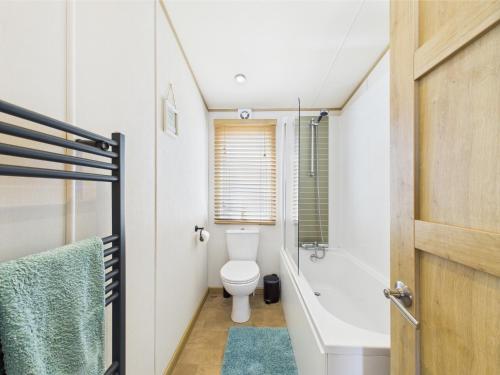 a bathroom with a toilet and a tub and a sink at Tattershall Lakes Mini Breaks - Fishing Lake Two in Lincoln