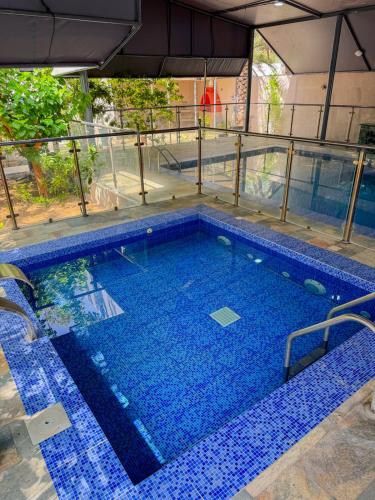 una gran piscina con agua azul en أستراحة الرأسيات, en Al Khawḑ