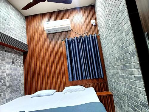 Katil atau katil-katil dalam bilik di Hotel Luxurious #PVR# Beside Bhubaneswar Railway Station With Free WIFI & Good Services