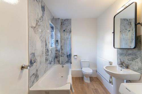 MackworthにあるMundy Arms Roomsの洗面台、浴槽、トイレを備えたバスルーム