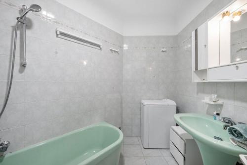 Un baño de LA PISCINE - Bord de Mer - Clim - Parking inclus petite place