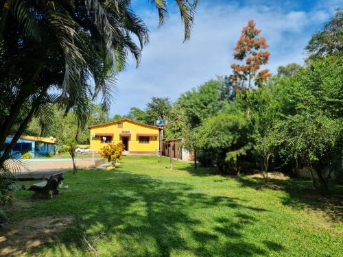 Taman di luar Sítio Refúgio do Lobo