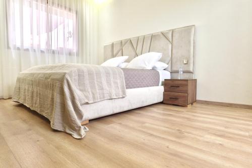 Postel nebo postele na pokoji v ubytování Hideaway Rosa Parc Mohammedia